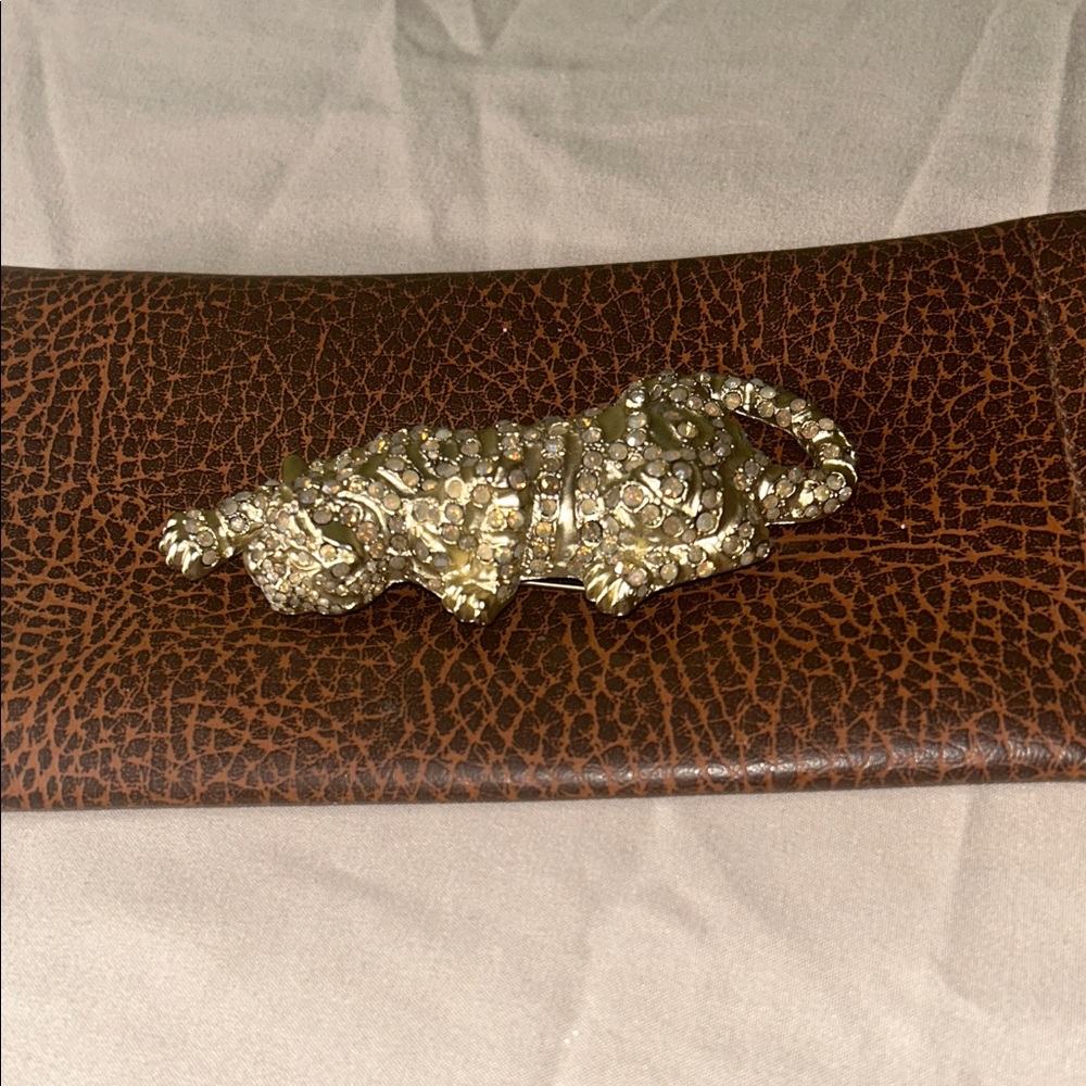 Elegant Gold Leopard Brooch